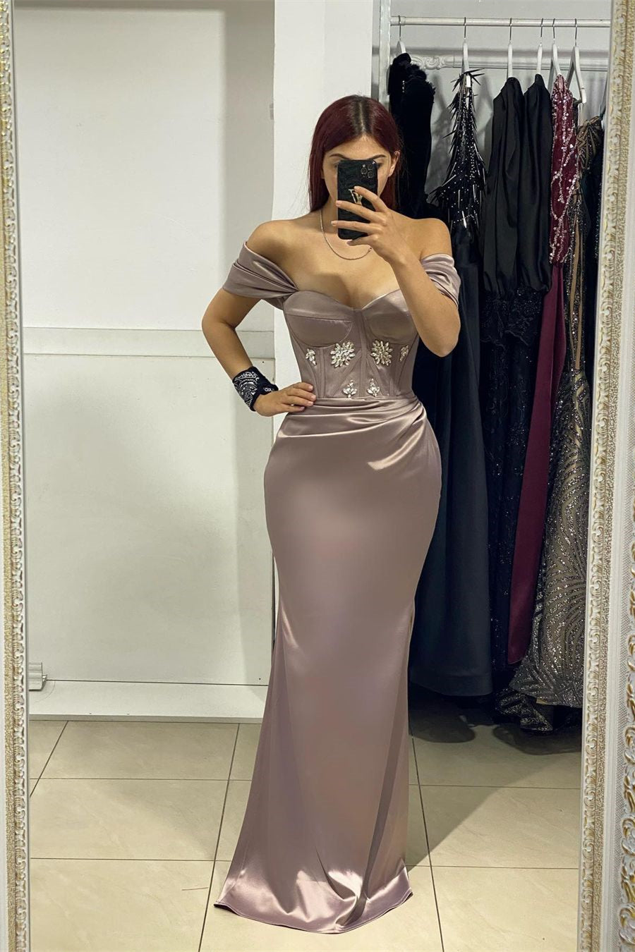 Elegante abito lungo da sera in raso a sirena con scollo a barca e strass
