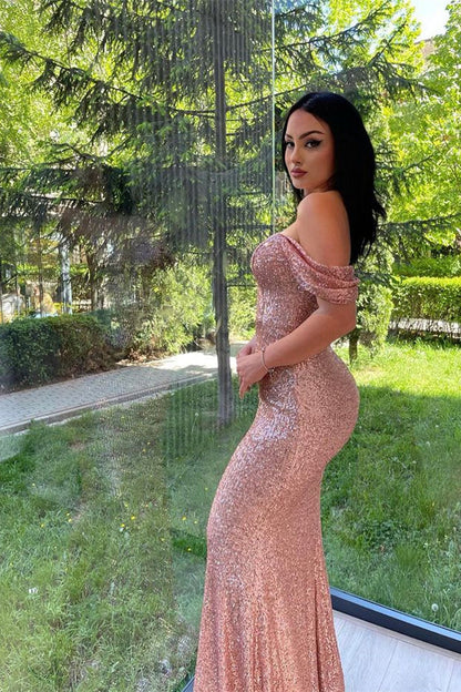 Elegante vestido de noche largo de sirena con lentejuelas y hombros descubiertos y mangas largas