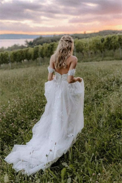 Elegantes, langes, schulterfreies Brautkleid aus Tüll mit floraler Spitze