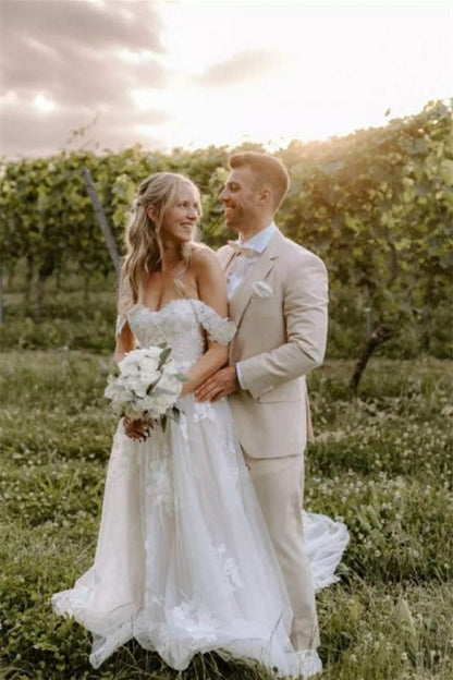 Elegantes, langes, schulterfreies Brautkleid aus Tüll mit floraler Spitze