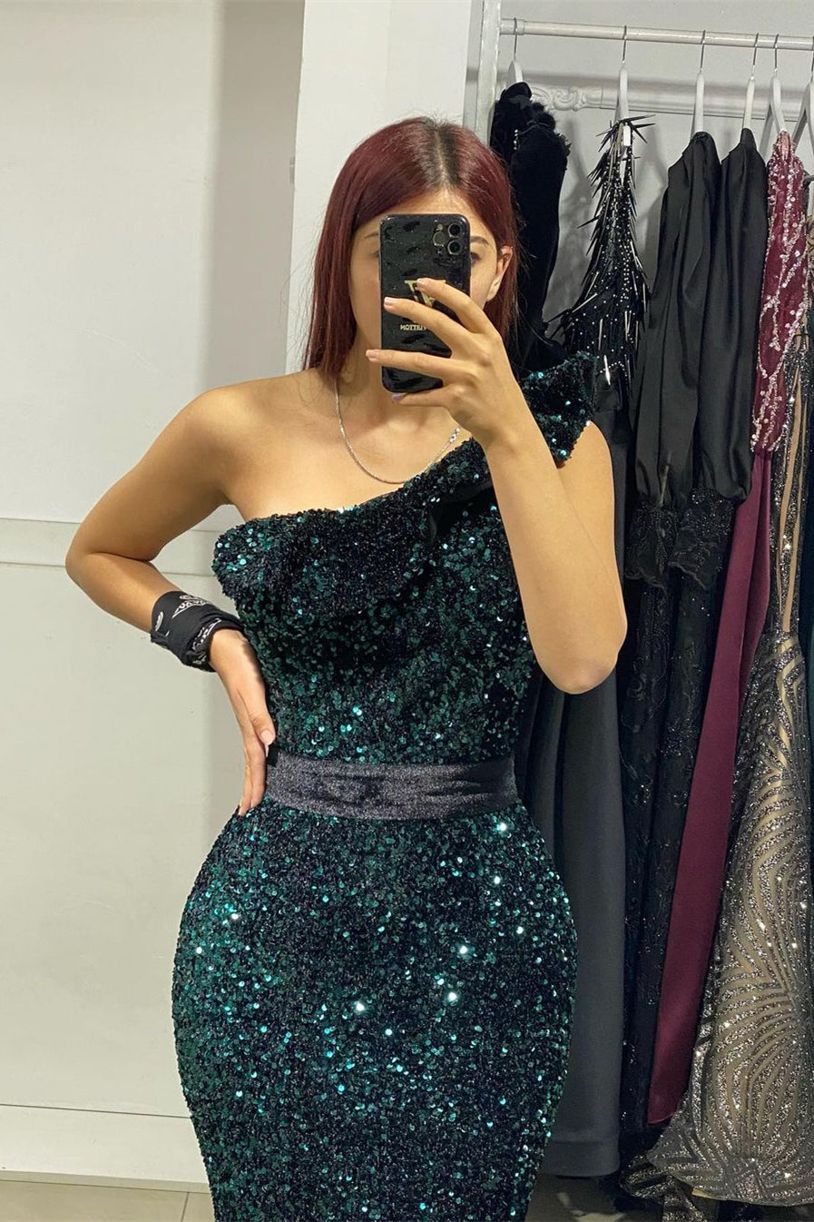 Elegante abito lungo da sera a sirena con una spalla sola e perline