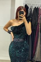 Elegante abito lungo da sera a sirena con una spalla sola e perline