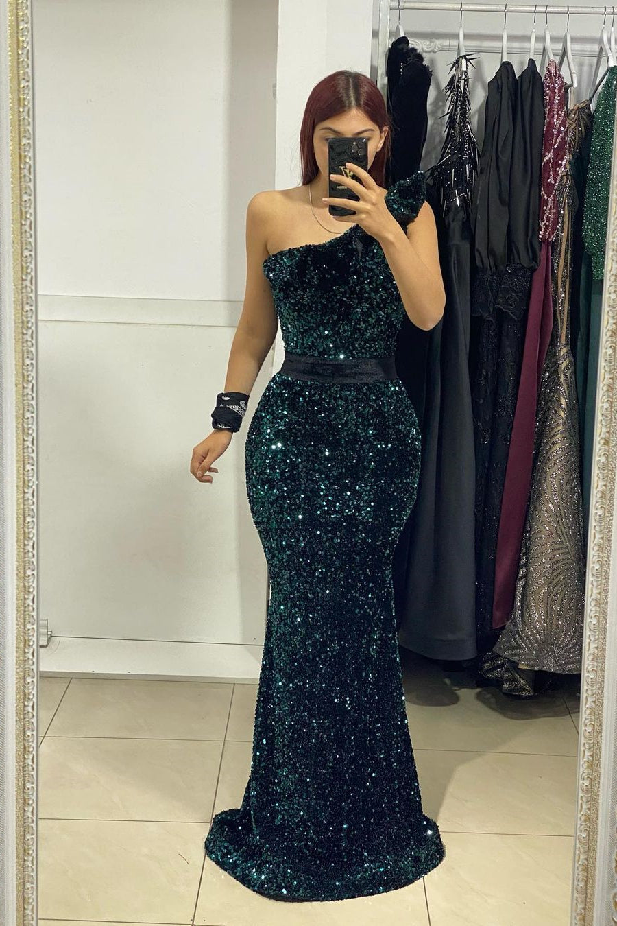 Elegante abito lungo da sera a sirena con una spalla sola e perline