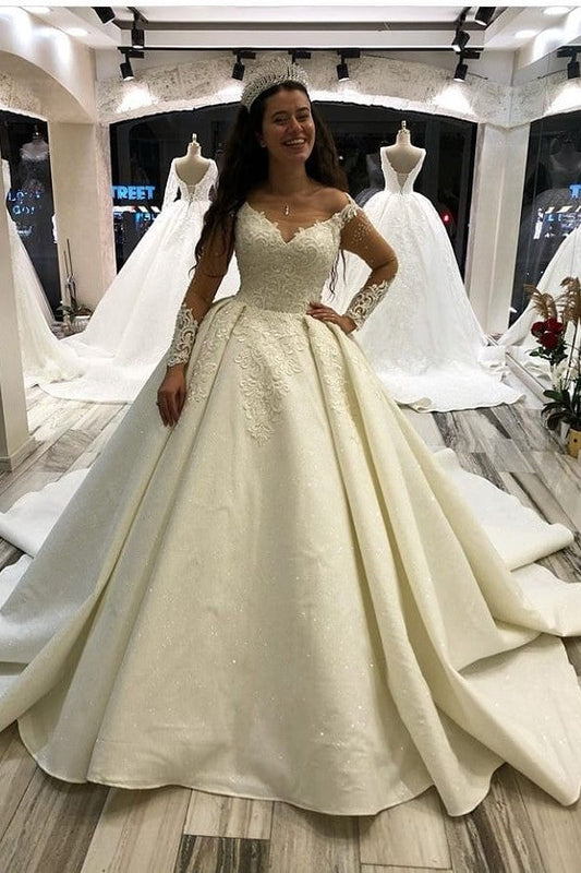 Robe de mariée longue en satin avec décolleté en cœur et manches