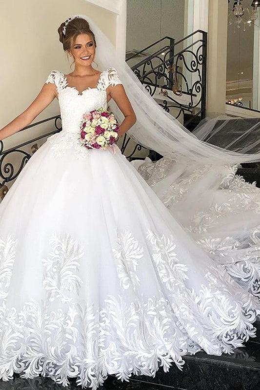 Robe de mariée longue et élégante en tulle et dentelle avec manches à capuchon