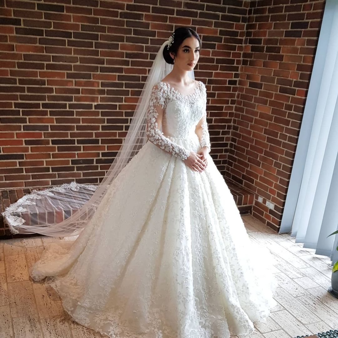 Abiti da sposa eleganti lunghi in tulle con pizzo e maniche stile principessa