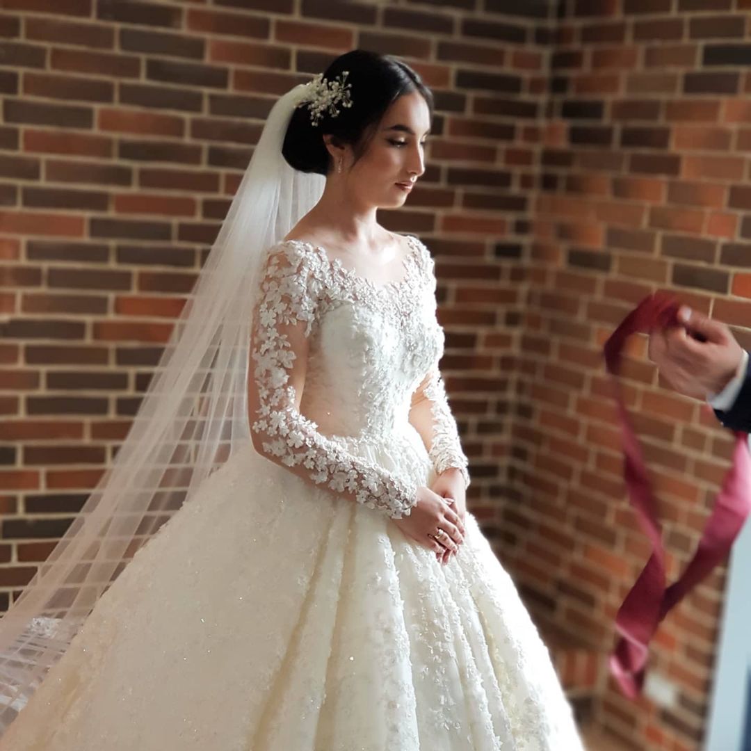 Abiti da sposa eleganti lunghi in tulle con pizzo e maniche stile principessa