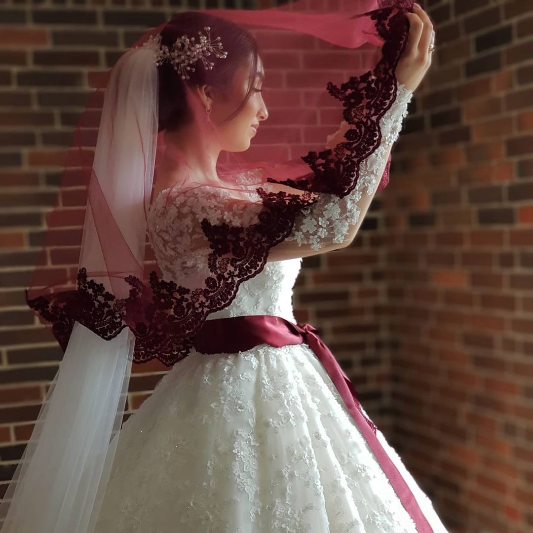 Abiti da sposa eleganti lunghi in tulle con pizzo e maniche stile principessa