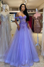 Elegante abito lungo viola a linea ad A, senza spalline e scollato sulle spalle, da sera con pizzo