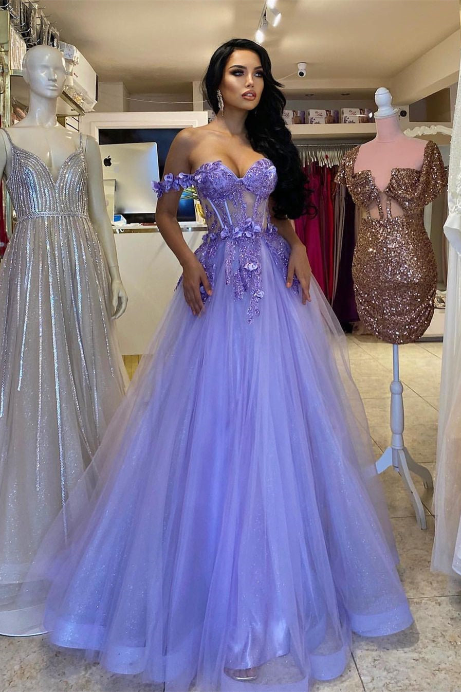 Elegante abito lungo viola a linea ad A, senza spalline e scollato sulle spalle, da sera con pizzo