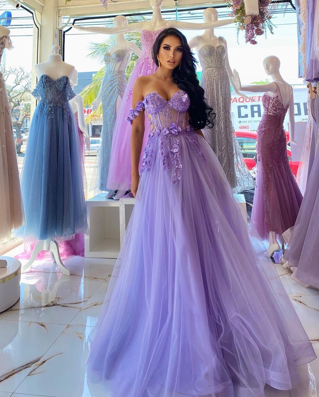 Elegante abito lungo viola a linea ad A, senza spalline e scollato sulle spalle, da sera con pizzo