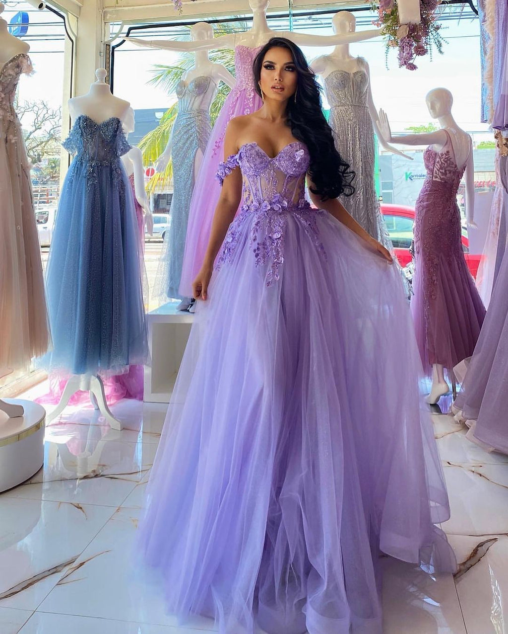 Elegante abito lungo viola a linea ad A, senza spalline e scollato sulle spalle, da sera con pizzo