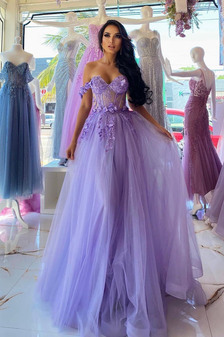 Elegante abito lungo viola a linea ad A, senza spalline e scollato sulle spalle, da sera con pizzo