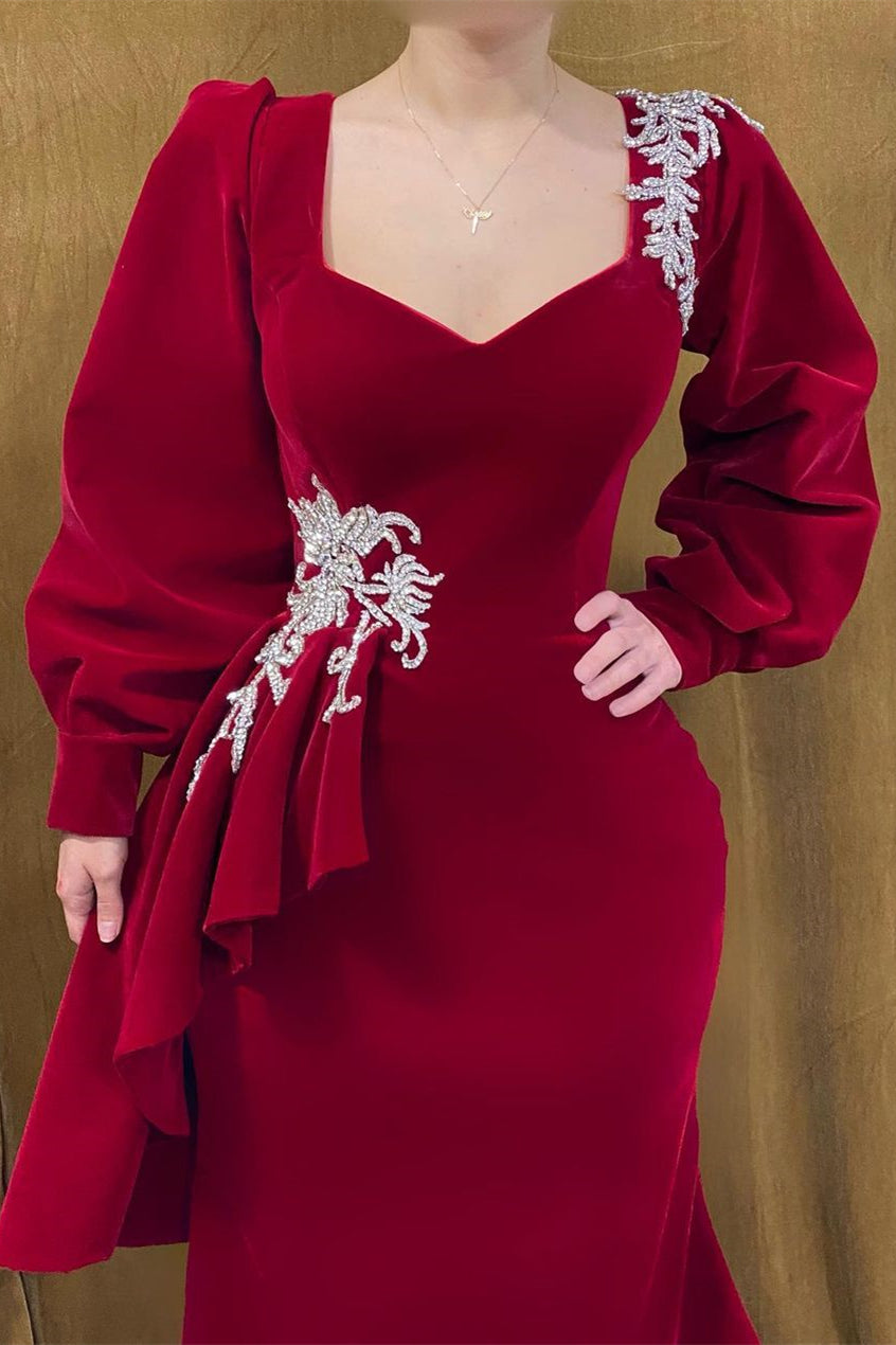 Elegante abito da sera lungo in velluto rosso con perline a sirena e maniche lunghe