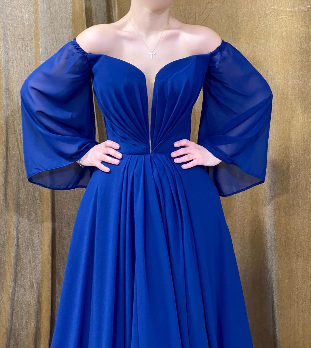 Elegante abito da sera lungo blu reale senza spalline a linea ad A con maniche lunghe