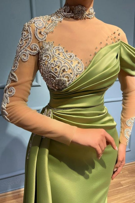 Elegante abito da sera lungo a sirena color salvia con collo alto e maniche lunghe