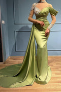 Elegante abito da sera lungo a sirena color salvia con collo alto e maniche lunghe