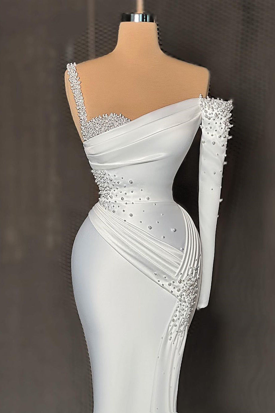 Elegante abito lungo da sera in raso a sirena con una spalla e perline