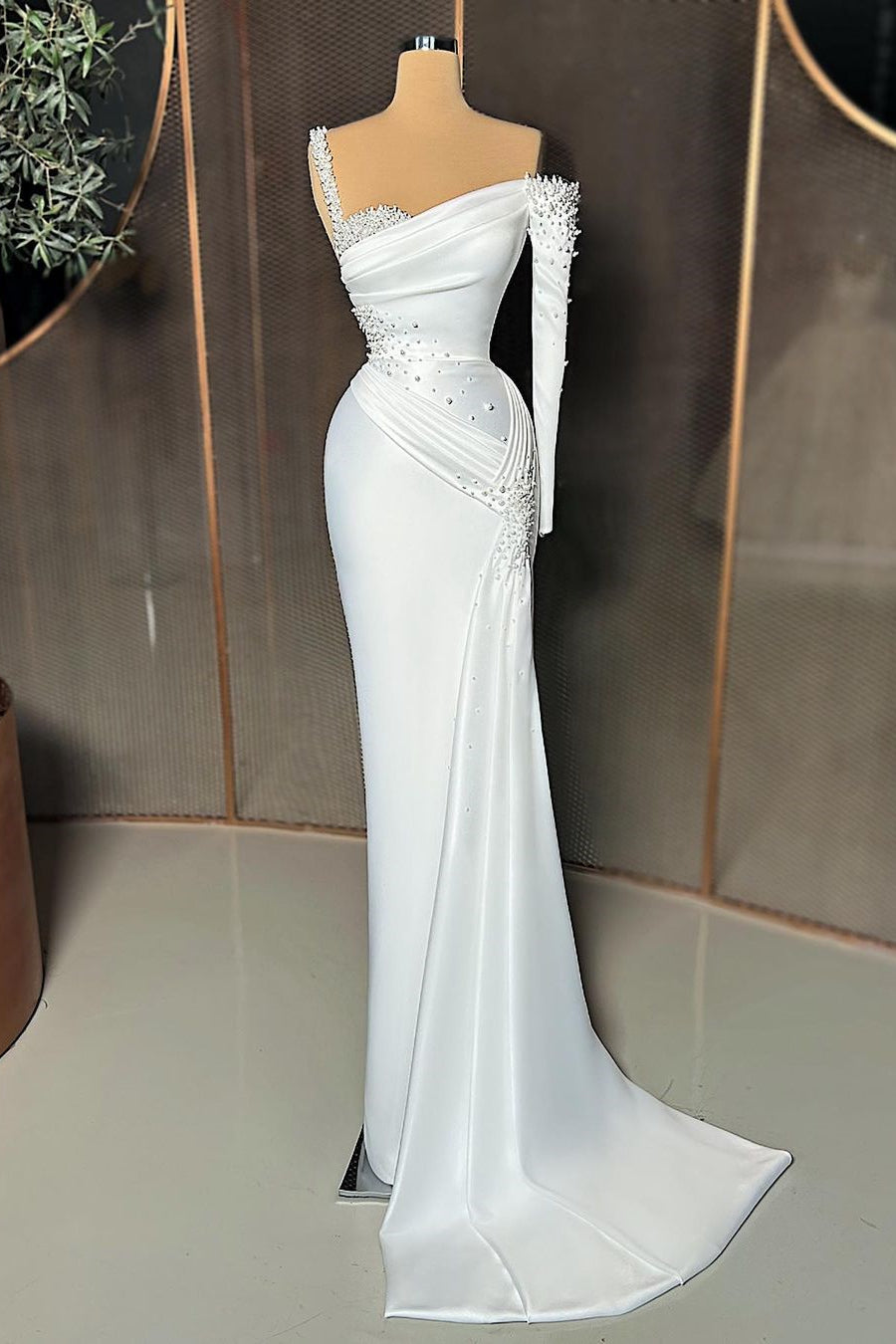 Elegante abito lungo da sera in raso a sirena con una spalla e perline