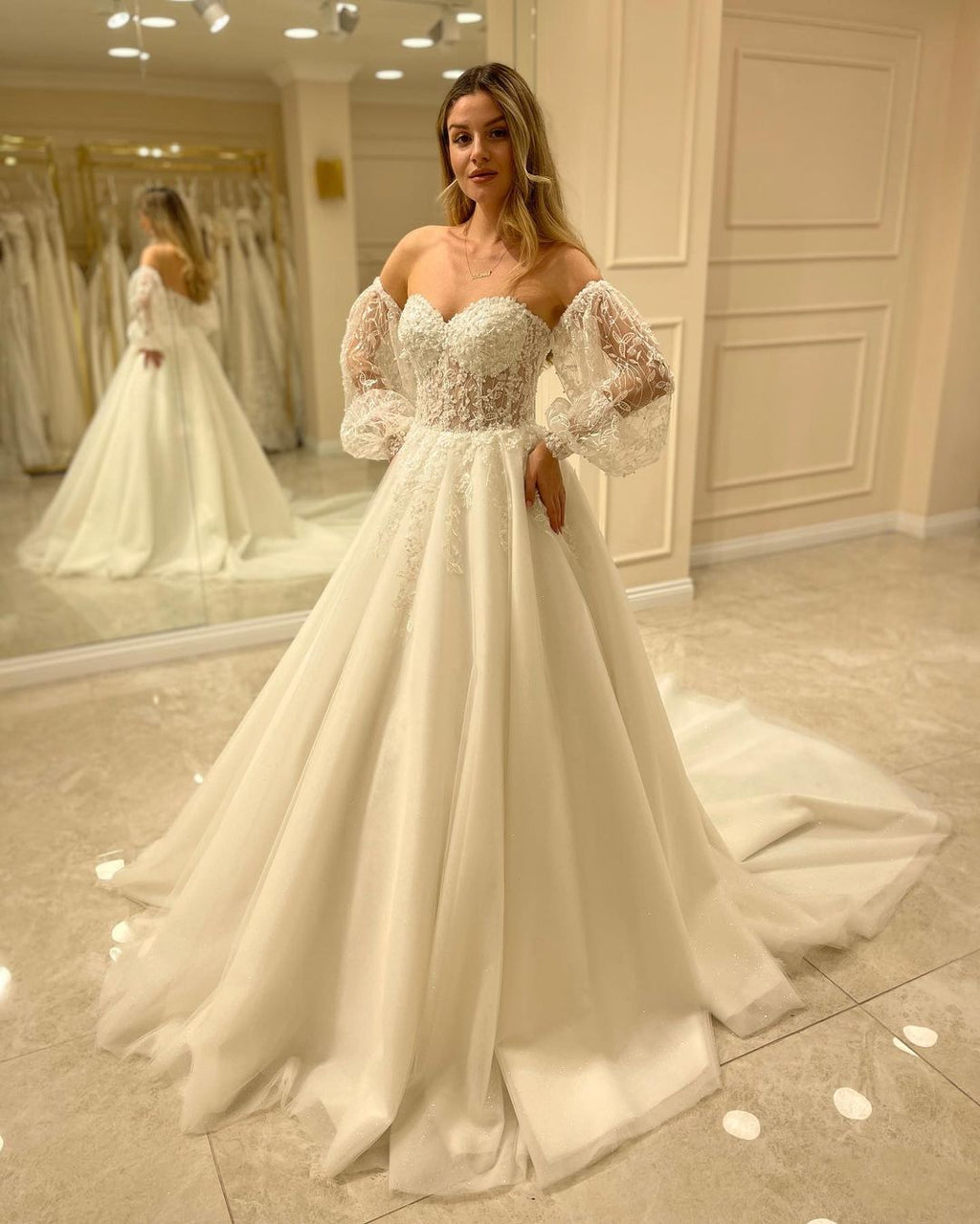 Elegant Long Sleeve A-Line Sweetheart Backless Appliques Lace Wedding Dress