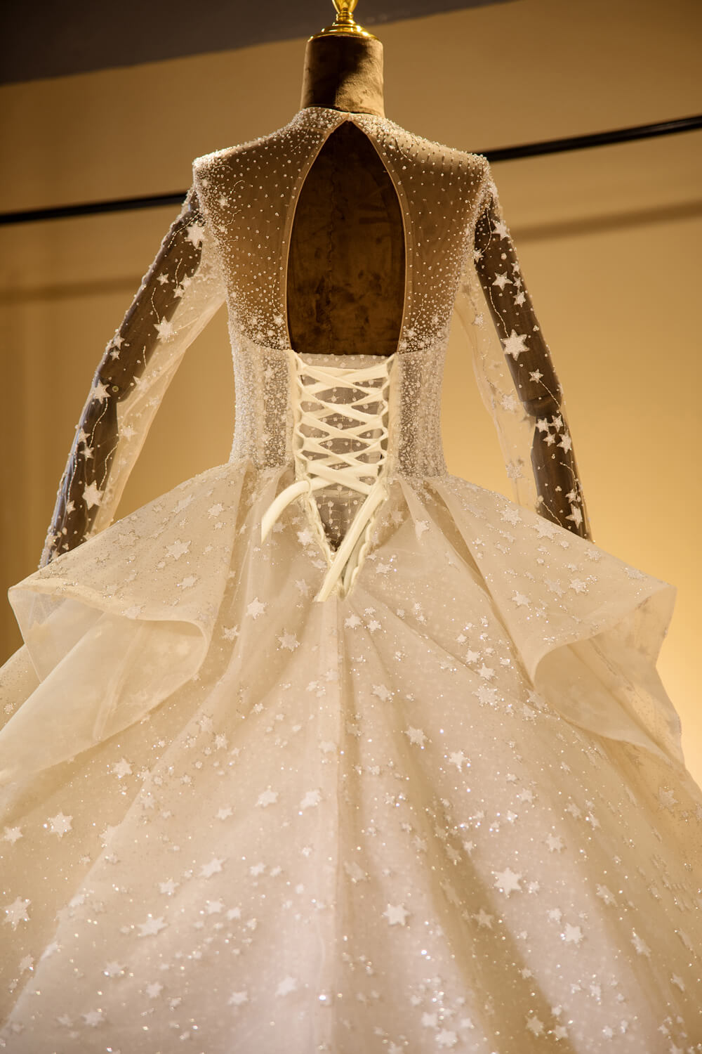 Elegantes Langarm Perlenbesetztes Tüll Ballkleid Glitzerndes Brautkleid 