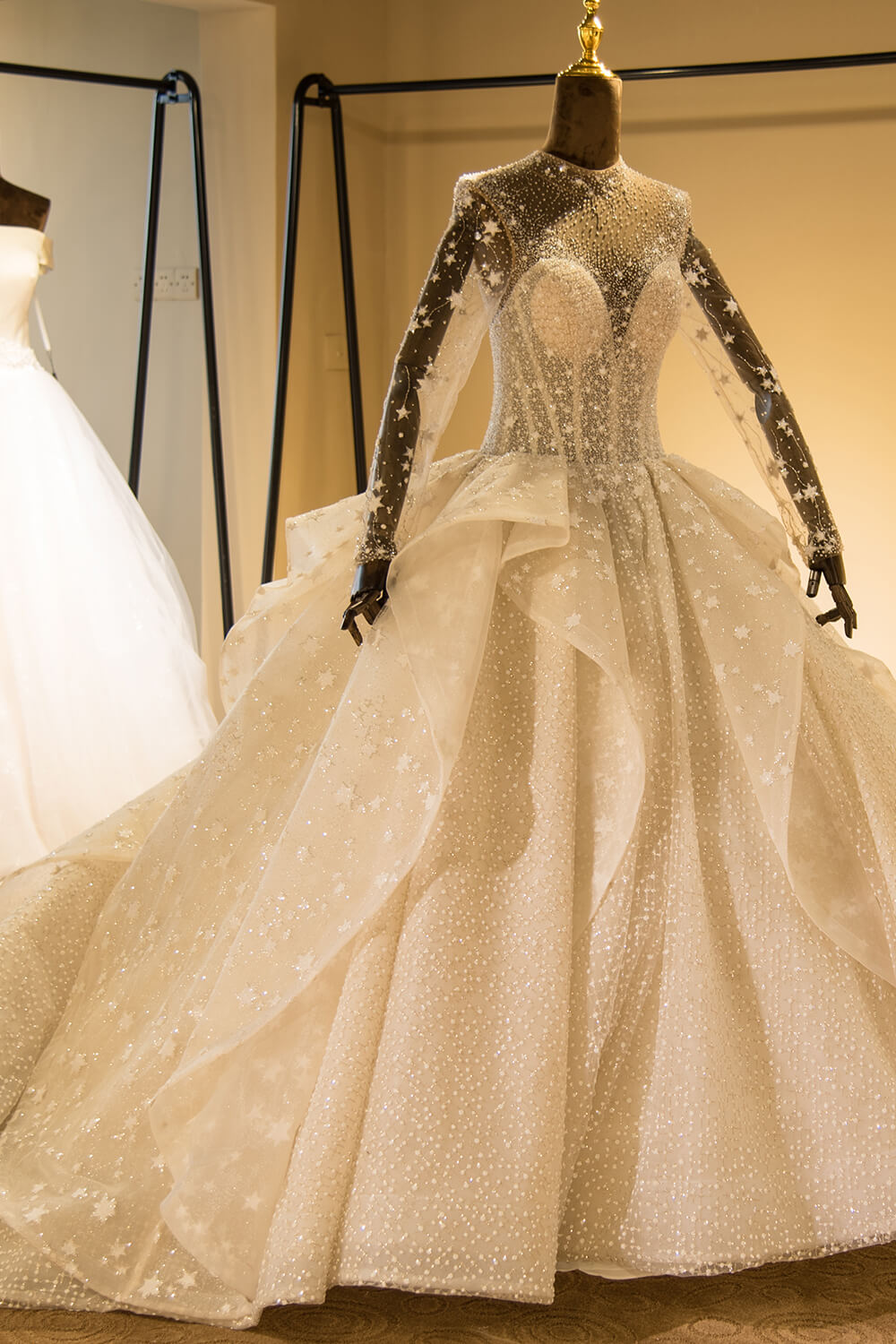 Elegantes Langarm Perlenbesetztes Tüll Ballkleid Glitzerndes Brautkleid 