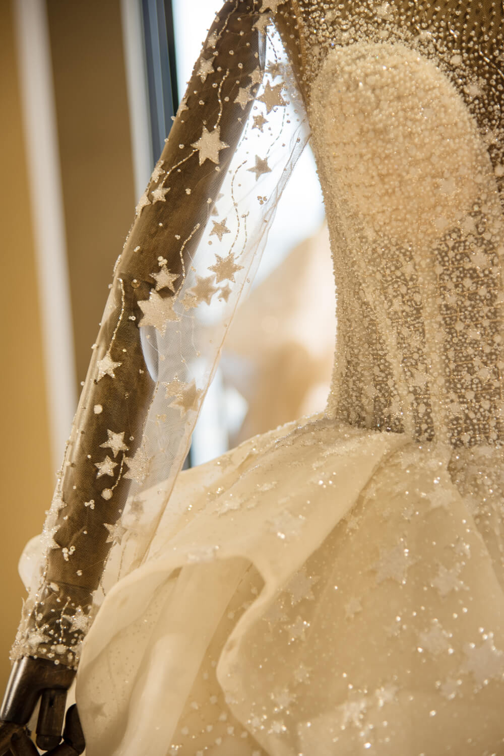 Elegantes Langarm Perlenbesetztes Tüll Ballkleid Glitzerndes Brautkleid 