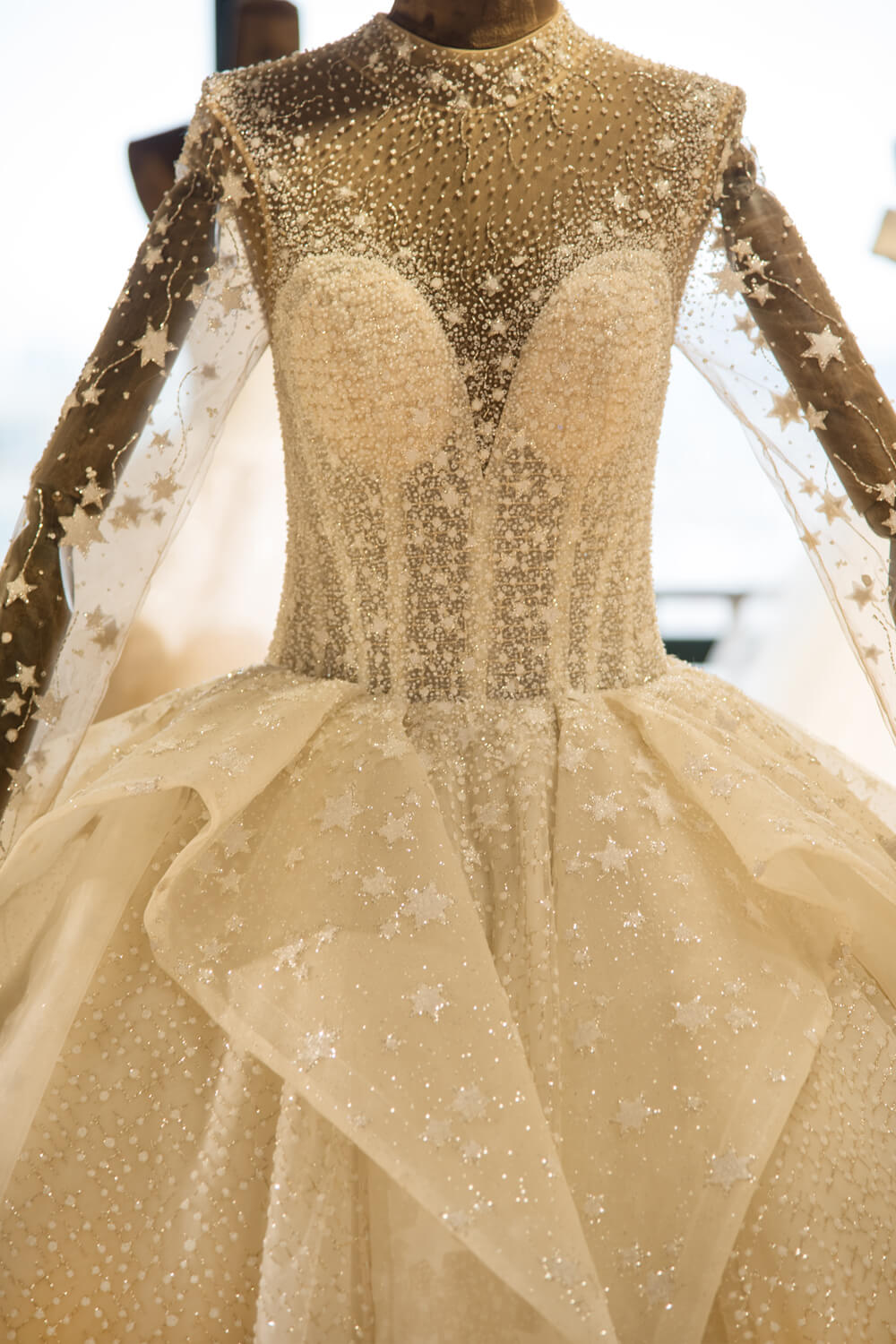 Robe de bal étincelante en tulle à manches longues avec perles et laçage en dentelle