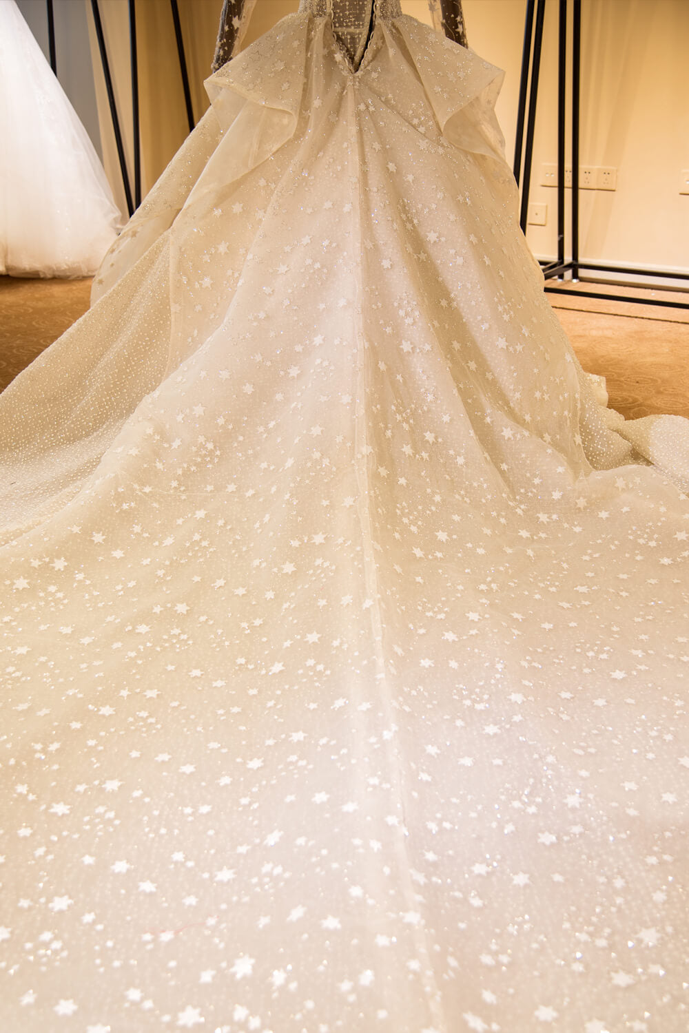 Robe de bal étincelante en tulle à manches longues avec perles et laçage en dentelle