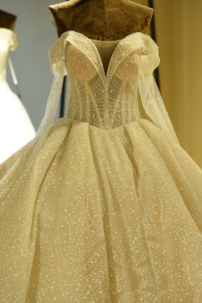 Elegantes Langarm-Ballkleid aus elfenbeinfarbenem Tüll mit Herzausschnitt und Schnürung 