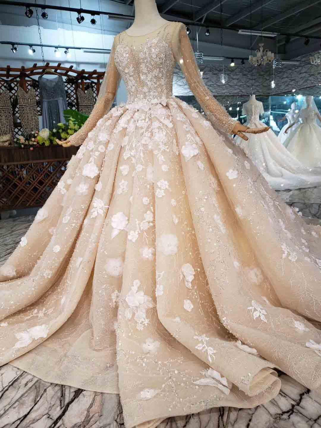 Elegantes Ballkleid mit langen Ärmeln und Perlenbesatz