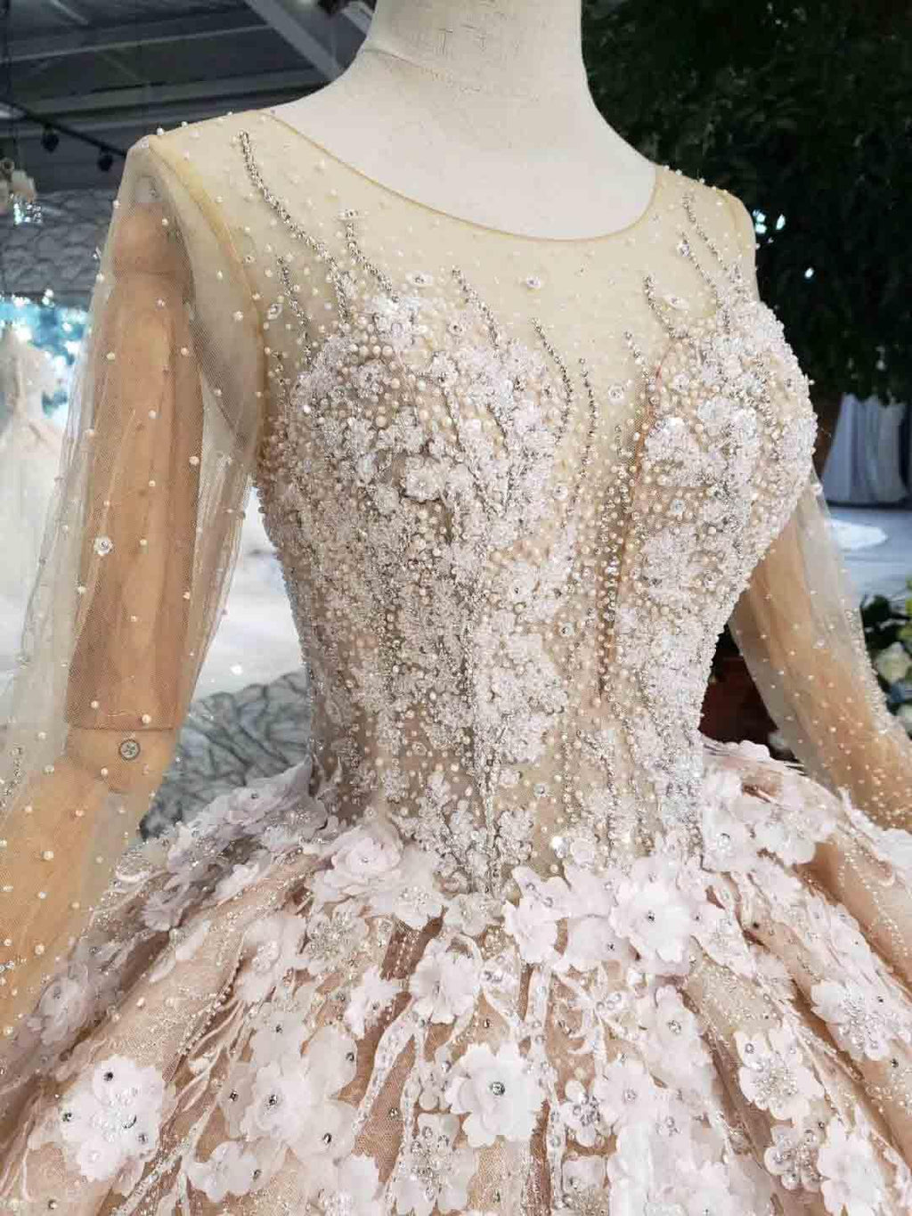 Elegantes Ballkleid mit langen Ärmeln und Perlenbesatz