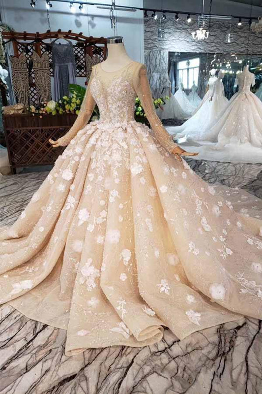Elegantes Ballkleid mit langen Ärmeln und Perlenbesatz