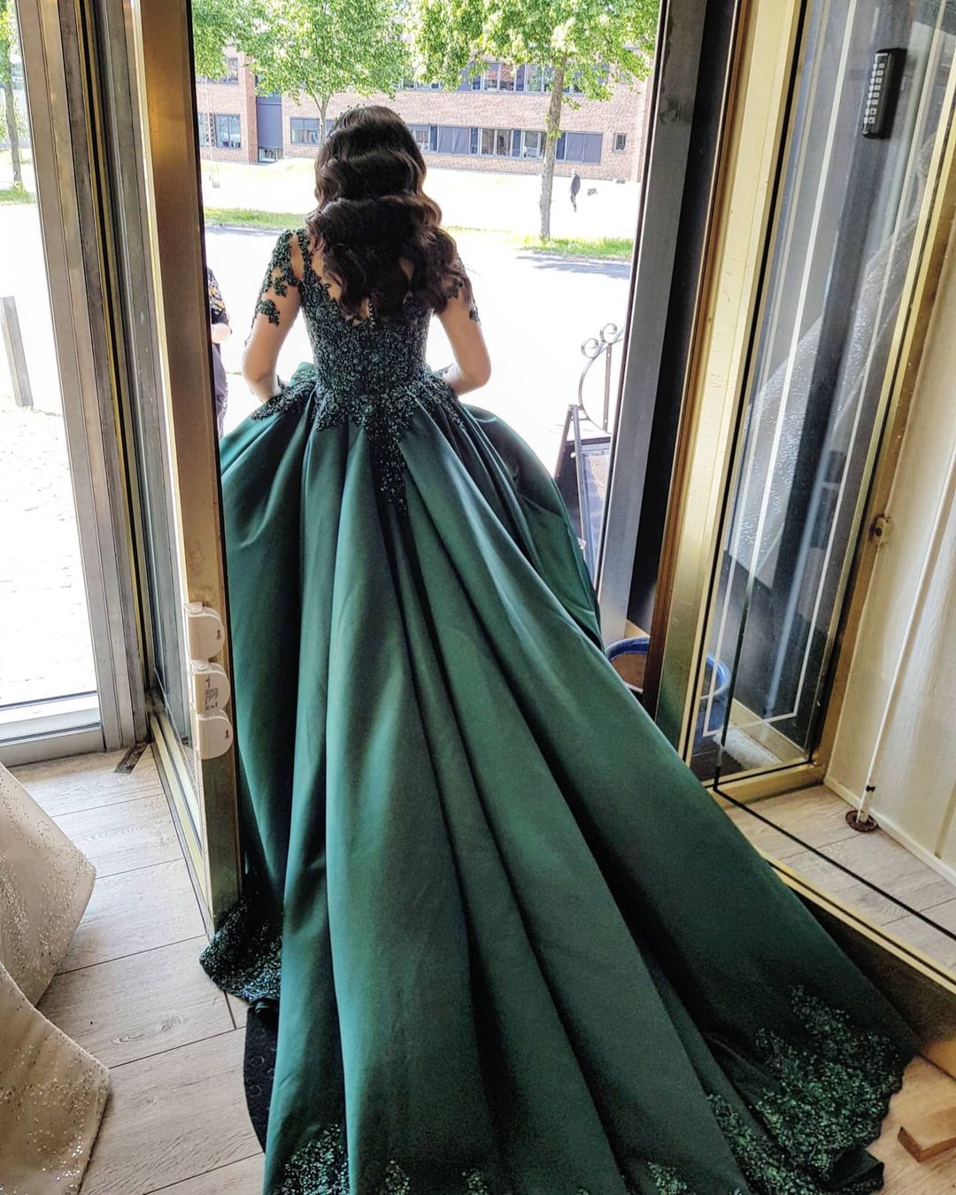 Elegante Ballkleider mit langen Ärmeln und Herzausschnitt aus Spitze und Satin