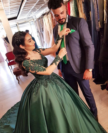 Elegante Ballkleider mit langen Ärmeln und Herzausschnitt aus Spitze und Satin