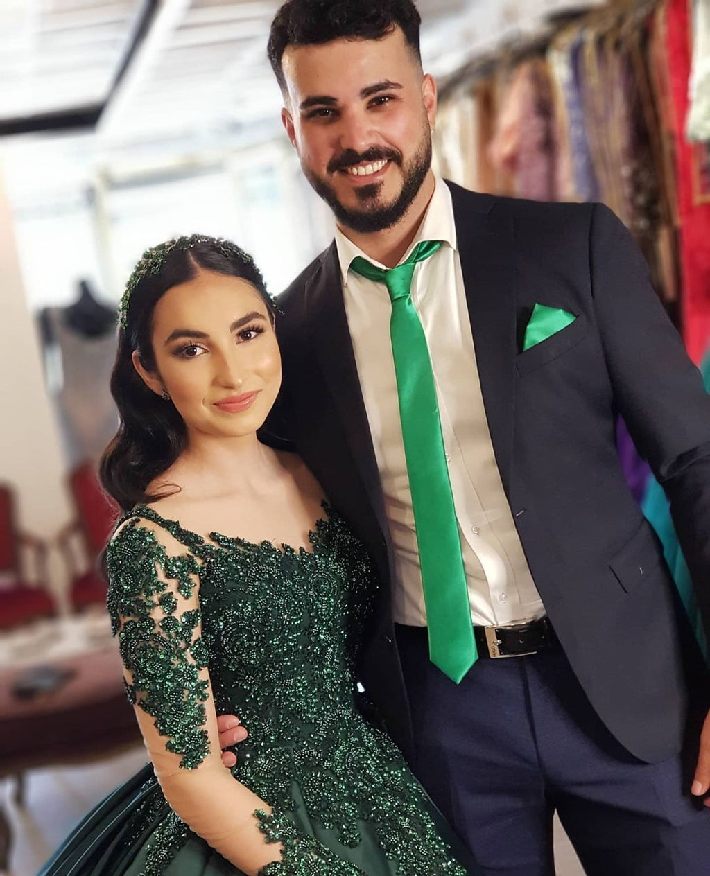 Elegante Ballkleider mit langen Ärmeln und Herzausschnitt aus Spitze und Satin