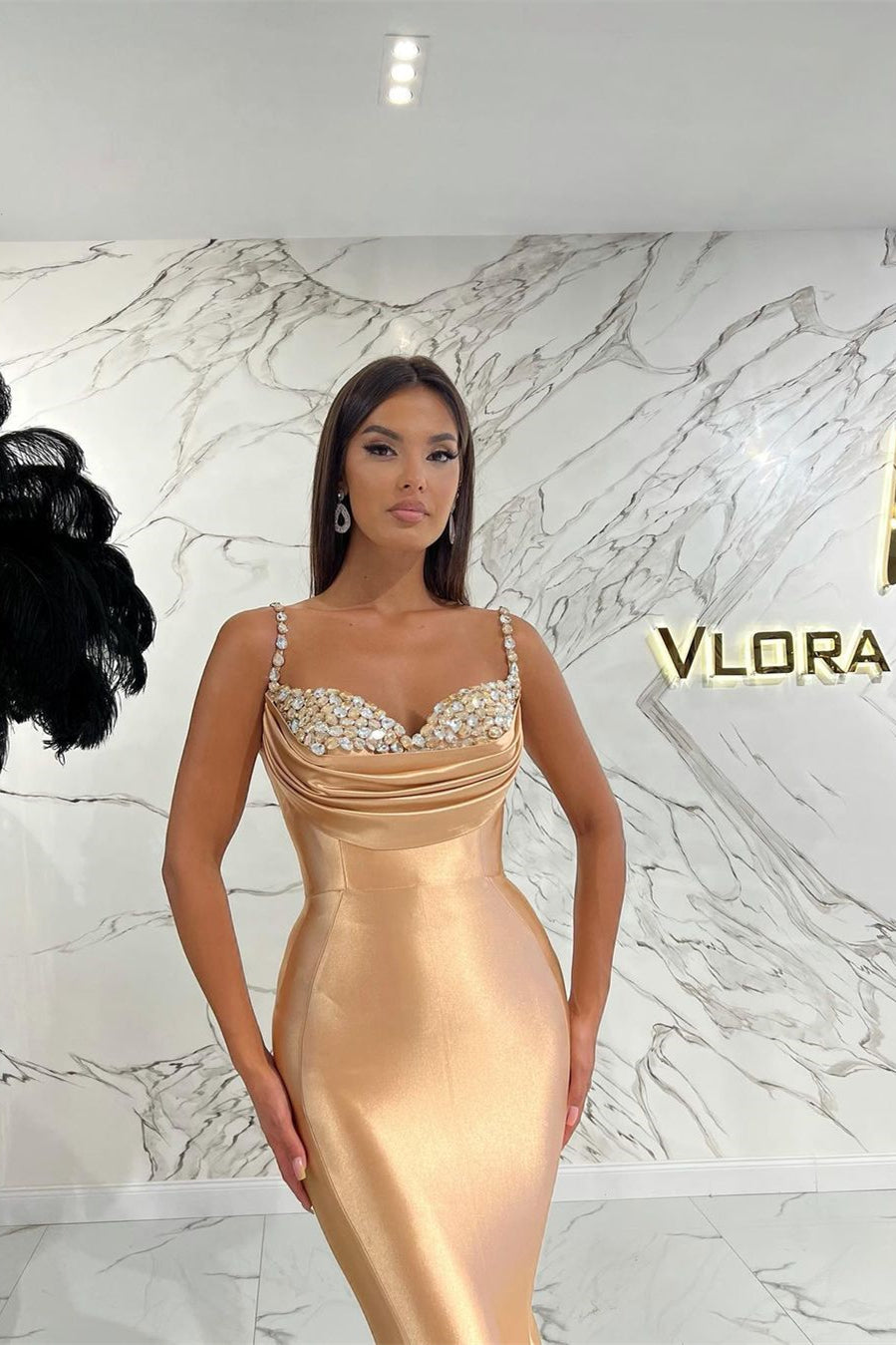 Elegante abito da sera senza maniche con spalline sottili lunghe e paillettes