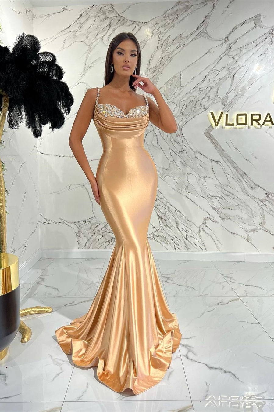 Elegante abito da sera senza maniche con spalline sottili lunghe e paillettes