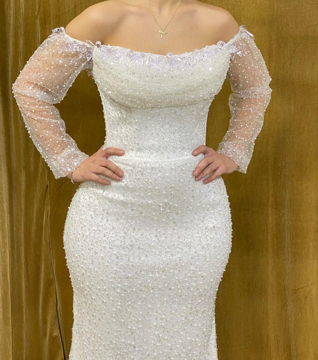 Elegante abito da sera lungo a sirena senza spalline con perline e maniche lunghe