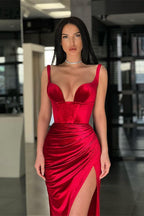 Abito da sera lungo elegante in velluto rosso a sirena con spacco