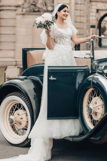 Robe de mariée élégante longue blanche en tulle et dentelle, coupe trapèze, col carré, manches courtes