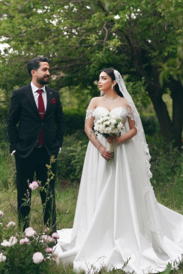 Robe de mariée élégante longue blanche en ligne A, décolleté cœur, épaules dénudées, en dentelle