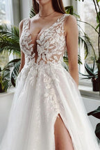 فستان زفاف أبيض طويل أنيق على شكل حرف A بياقة على شكل V من الدانتيل اللامع بدون ظهر مع فتحة جانبية