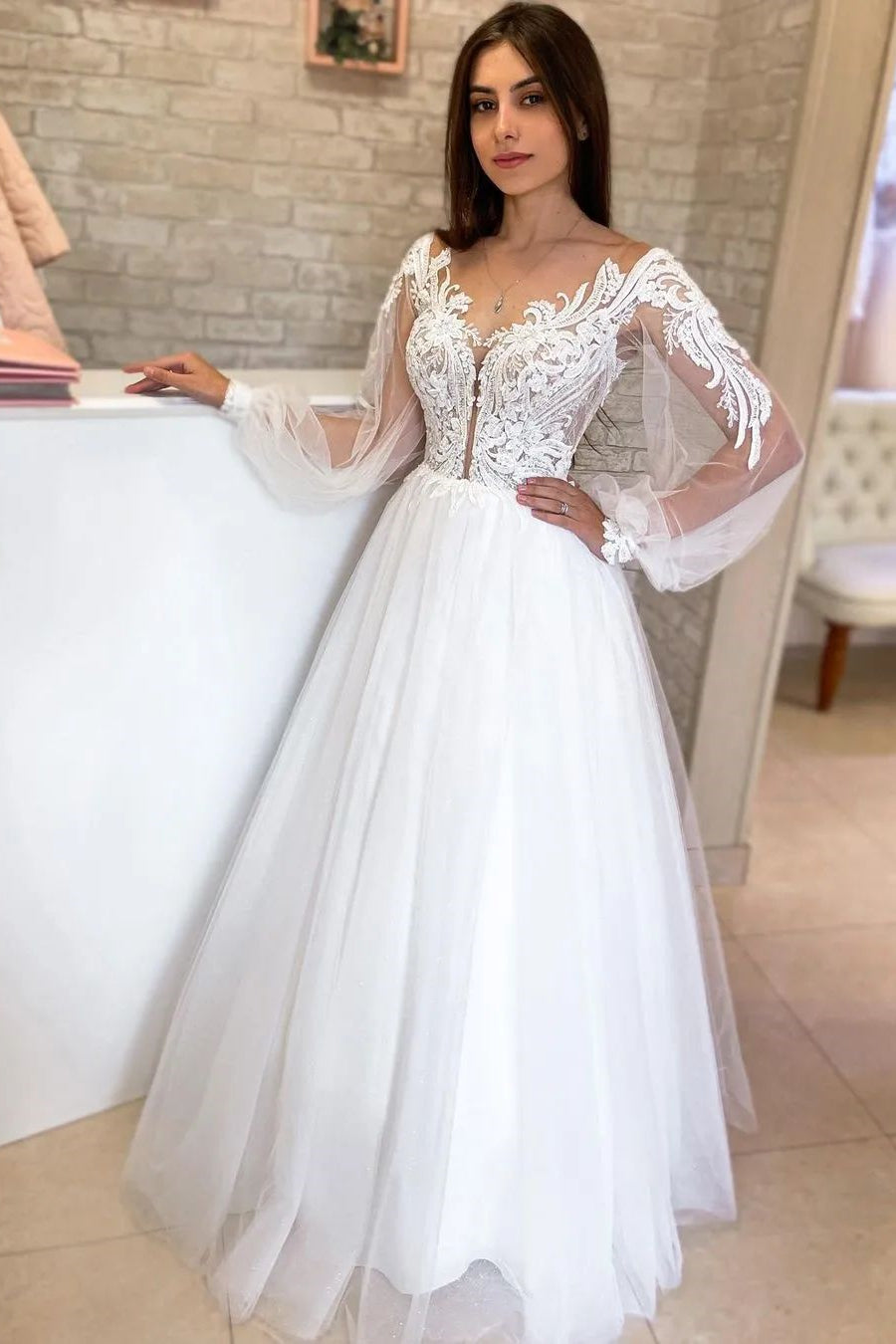 Robe de mariée élégante longue blanche en tulle, coupe trapèze, col en V, manches longues avec dentelle
