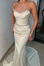 Elegante abito lungo bianco senza spalline in raso a sirena senza maniche per ballo con strass