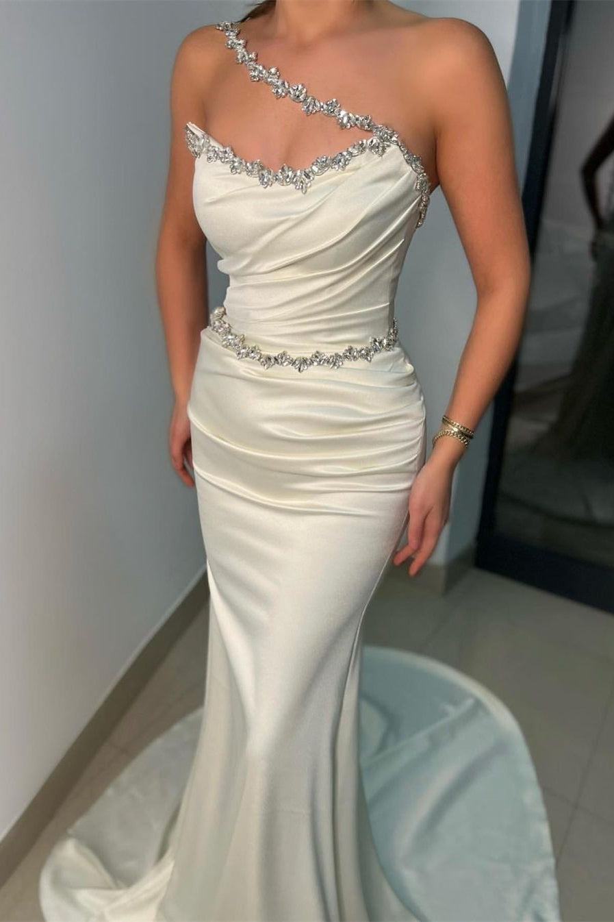 Elegante abito lungo bianco senza spalline in raso a sirena senza maniche per ballo con strass