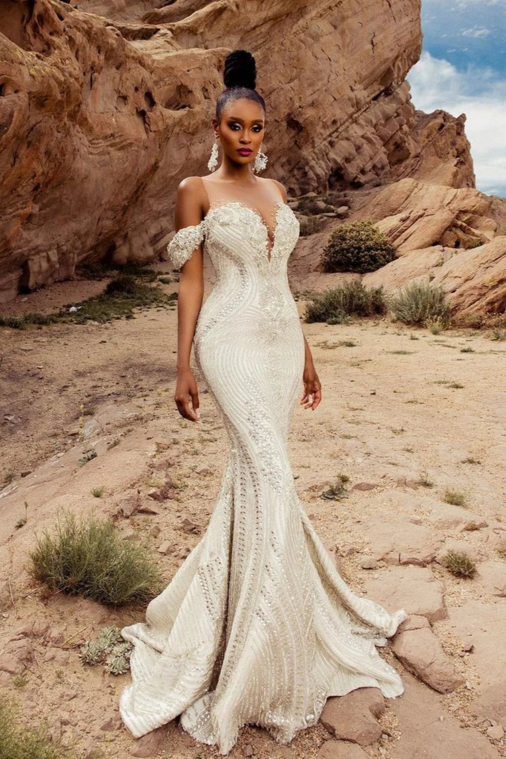 Elegante vestido de novia blanco sin mangas con hombros descubiertos y encaje de sirena con cuentas