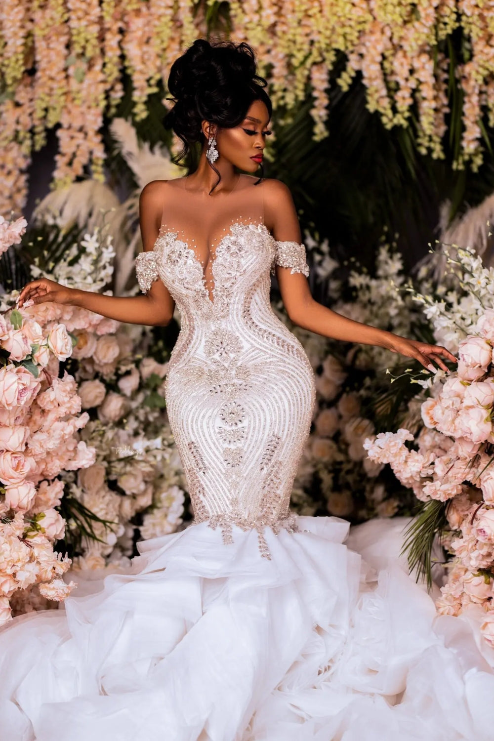 Elegante vestido de novia blanco sin mangas con hombros descubiertos y encaje de sirena con cuentas