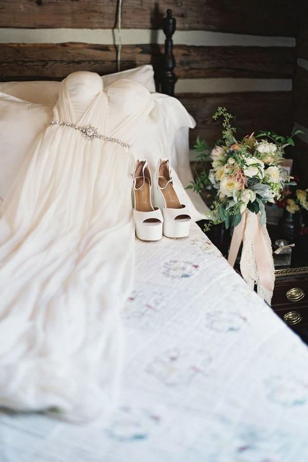 Robe de mariée longue en mousseline avec ceinture perlée élégante et épaules dénudées