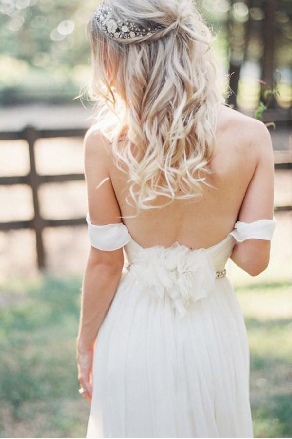 Elegante vestido de novia largo de gasa con faja y hombros descubiertos